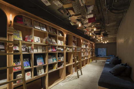 Suppose Design Office Book and Bed hotel librería en Tokio
