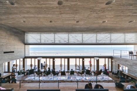 Vector Architects Seashore Library biblioteca sobre el océano

