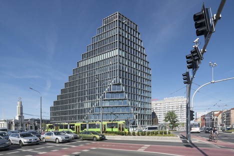 MVRDV firma Baltyk, un nuevo edificio icónico para Poznan Polonia
