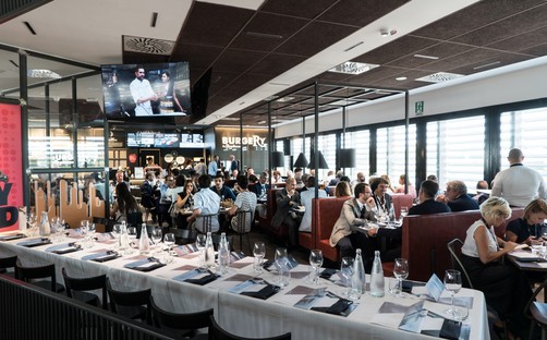 Iosa Ghini Associati nueva área de servicio de tipo puente-restaurante en Novara
