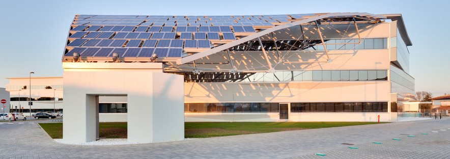 Pierattelli Architetture Sede de Arval una flecha fotovoltaica en Scandicci
