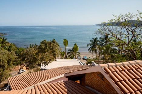 Main Office proyecta una casa inmersa en el paisaje tropical en México
