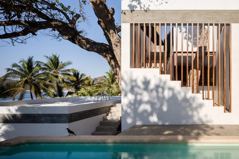 Main Office proyecta una casa inmersa en el paisaje tropical en México
