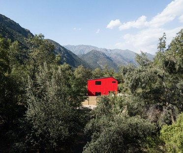 Felipe Assadi Arquitectos proyecta La Roja, una casa roja en las montañas de Chile 
