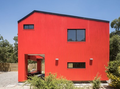 Felipe Assadi Arquitectos proyecta La Roja, una casa roja en las montañas de Chile 
