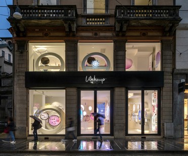 FUD di Lombardini22 ha proyectado la nueva tienda WakeUp Cosmetics en Milán
