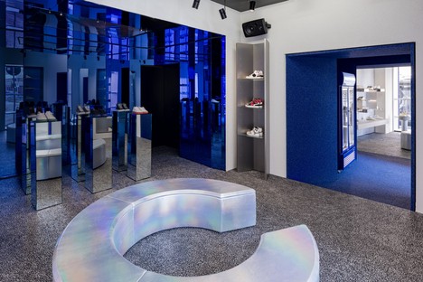 Piuarch firma una innovadora tienda de zapatillas de deporte en Milán
