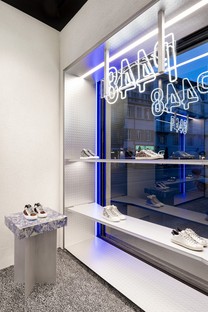 Piuarch firma una innovadora tienda de zapatillas de deporte en Milán
