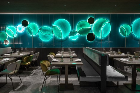 Maurizio Lai instalaciones luminosas y geometrías para un restaurante
