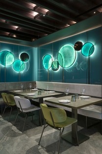 Maurizio Lai instalaciones luminosas y geometrías para un restaurante
