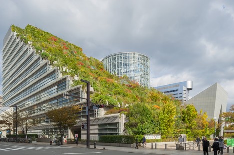 Arquitectura y naturaleza: 25 años del centro ACROS de Emilio Ambasz en Fukuoka
