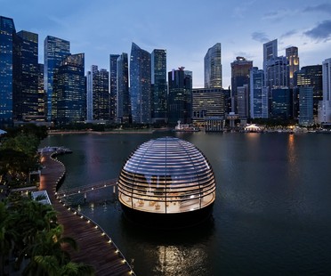 Foster and Partners Apple Marina Bay Sands en Singapur, una tienda sobre el agua
