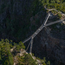 Carl-Viggo Hølmebakk puente peatonal sobre la cascada Vøringsfossen Noruega
