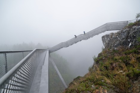 Carl-Viggo Hølmebakk puente peatonal sobre la cascada Vøringsfossen Noruega
