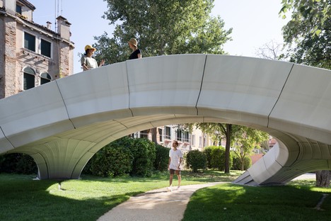 Striatus un puente de arco imprimido en hormigón en 3D en Venecia
