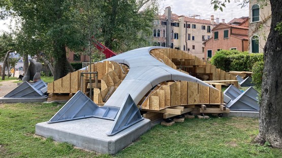 Striatus un puente de arco imprimido en hormigón en 3D en Venecia
