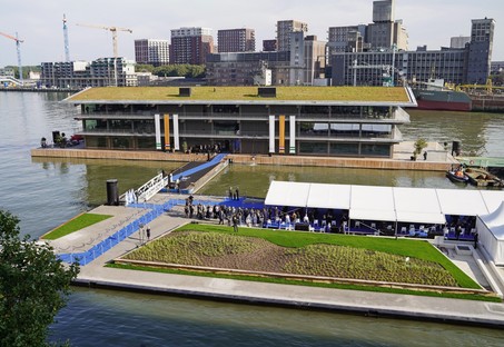 Floating Office Rotterdam, un edificio adaptable al clima de Powerhouse Company 
