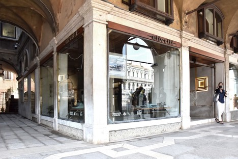 Daniele Lauria es el comisario de Together, en Venecia, en la tienda Olivetti de Carlo Scarpa
