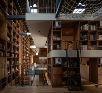 Capsule Hostel and Bookstore es el World Interior of the Year 2021 
