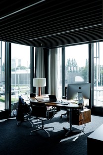 Studio Farris Architects interiorismo para oficinas en un edificio icónico de Amberes
