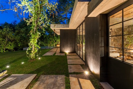 Macro Arquitetos  Mairiporã Cottage una casa de estilo rústico 
