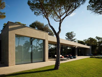 NeatStudio Casa en Roccamare, vivir entre el pinar y el mar
