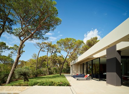 NeatStudio Casa en Roccamare, vivir entre el pinar y el mar
