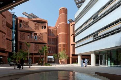 Foster + Partners. Edificio por energía solar en Abu Dhabi