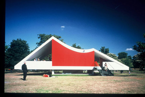 Serpentine Gallery Pavilion 2003 Designed by Oscar Niemeyer ph. Richard Bryant
