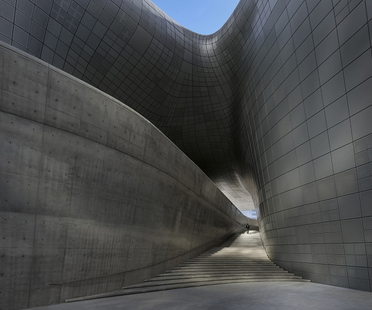 Zaha Hadid Architects: Dongdaemun Design Plaza, Seúl, Corea
