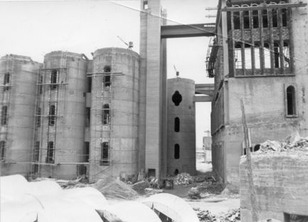 Ricardo Bofill y La Fábrica, su estudio en una antigua fábrica de cemento
