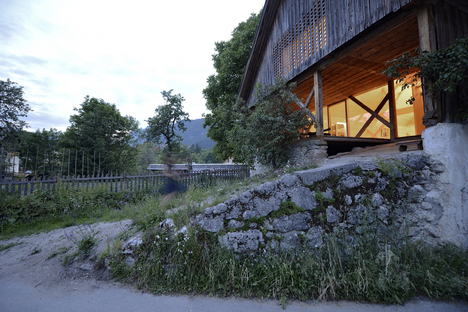 OFIS architects: Pajar - Apartamento turístico alpino en Bohinj, Eslovenia 