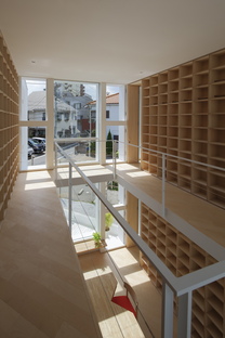 Takuro Yamamoto Architects: casa con 30.000 libros en Tokio

