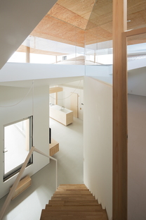 y+M design office y la Floating Roof House en Kobe
