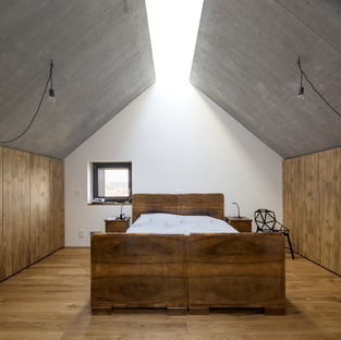Dekleva Gregoric Architects: Casa Chimenea en Logatec, Eslovenia
