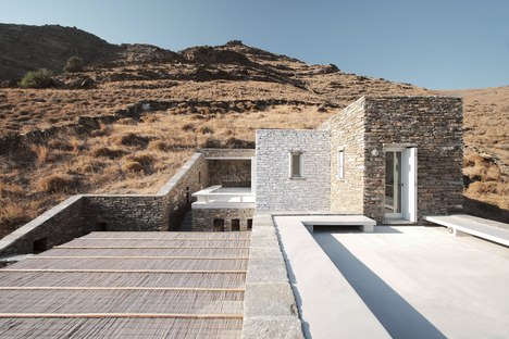 Cometa Architects: Rocksplit, casa en la Isla de Ceos, Cícladas 
