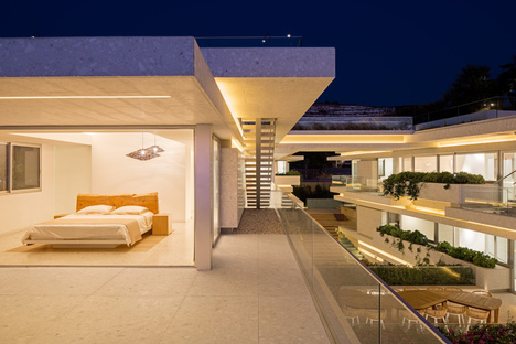 BLANKPAGE Architects y Karim Nader Studio: Villa Kali en Líbano 
