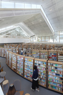 Takao Shiotsuka Atelier: Biblioteca pública de Taketa, Japón
