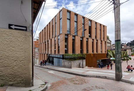 Taller de Arquitectura de Bogotá: Centro de Atención Integrada
