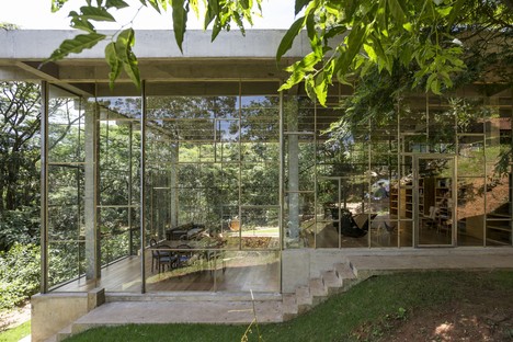 Atelier Branco Arquitetura: Casa Biblioteca en Vinhedo, Brasil
