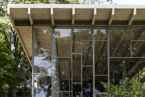 Atelier Branco Arquitetura: Casa Biblioteca en Vinhedo, Brasil
