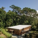 Casa Sin Huella de Schütte e A-01, vivienda replicable para naturalezas selváticas 
