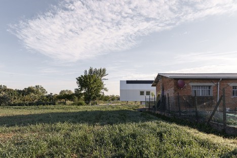 La casa en el huerto de LDA.iMdA: vida de campo contemporánea y sostenible
