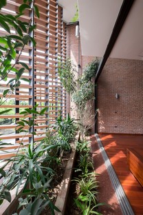 H&P Architects: casa-tubo y “caverna tropical” en Vietnam
