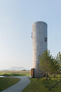TAO: Belvedere con torre en el lago de los Cisnes de Rongcheng, China

