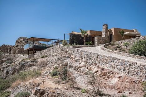 Paly Architects firma una residencia de lujo sobre el mar en Livadia, Creta
