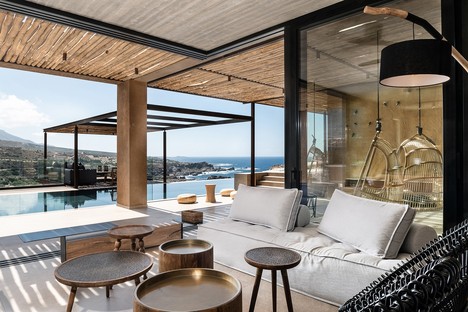 Paly Architects firma una residencia de lujo sobre el mar en Livadia, Creta
