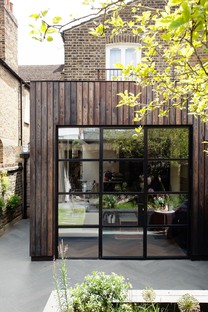 Charred Garden House por Trellik, en Londres
