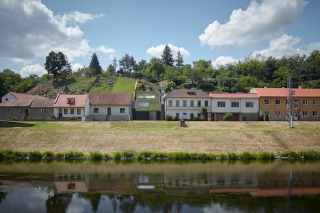 Kuba & Pilař: Casa en la ribera del río en Znojmo, República Checa 
