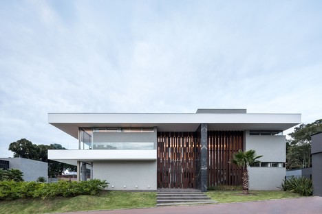 Schuchovski Arquitetura: Residencia HRB en Curitiba, Brasil

